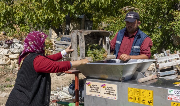 ÜZÜM SIKMA MAKİNESİ ÇALIŞIYOR, ÜRETİCİ KEYFİNE BAKIYOR