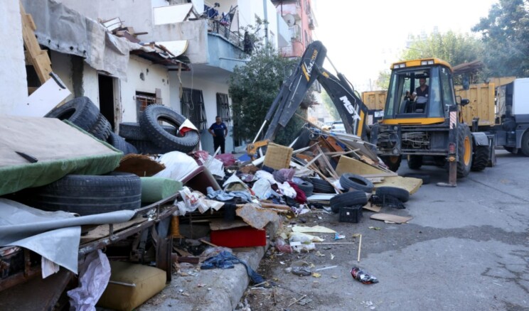 Akdenizde’de çöp evden tonlarca atık çıktı