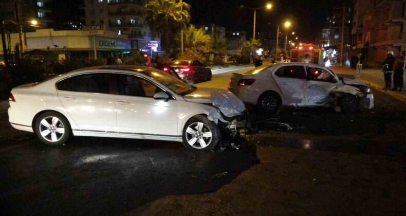 Motosikletle çarpışan otomobil karşı şeride geçip araca çarptı: 4 yaralı