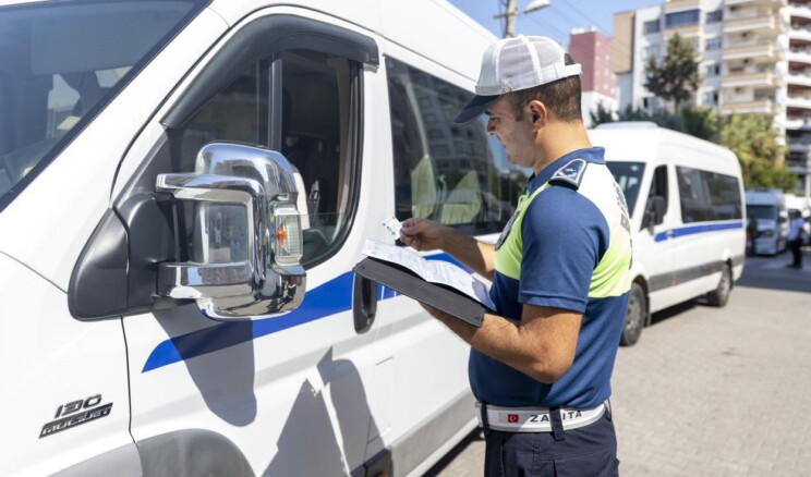 Büyükşehir Zabıta Ekipleri Okul Servislerini Denetliyor