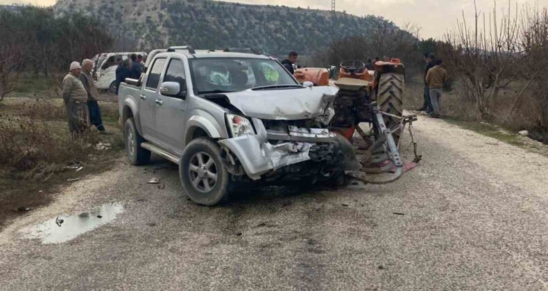 Mersin’de kamyonet traktöre arkadan çarptı: 4 yaralı