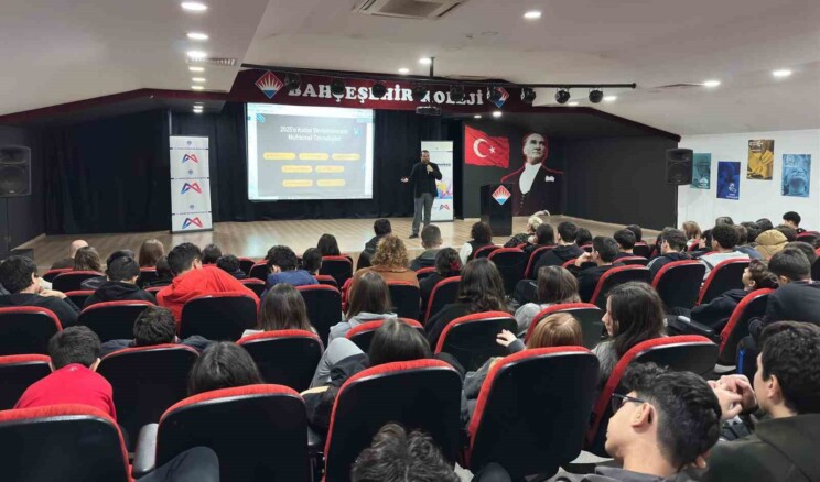 Mersin’de öğrencilere geleceğin meslekleri tanıtılıyor