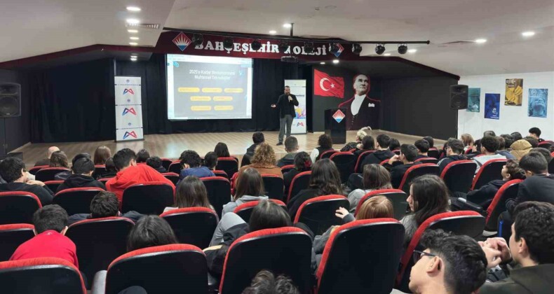 Mersin’de öğrencilere geleceğin meslekleri tanıtılıyor