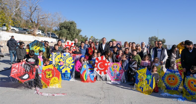 TARSUS’TA YÜZLERCE UÇURTMA GÖKYÜZÜNDE SÜZÜLDÜ