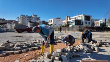 SİLİFKE BELEDİYESİ, PARKE YENİLEME VE DÜZENLEME ÇALIŞMALARINI SÜRDÜRÜYOR